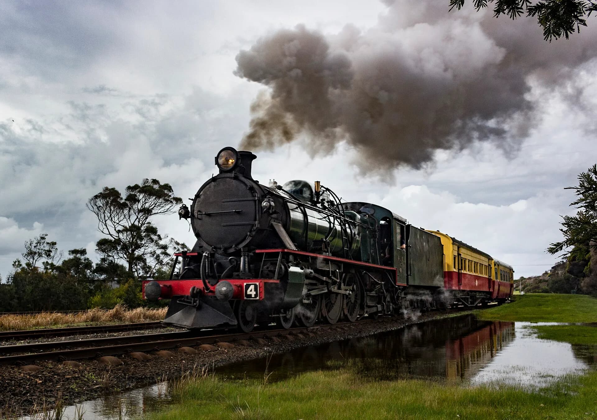 Heritage locomotive and carriages at Don River Railway