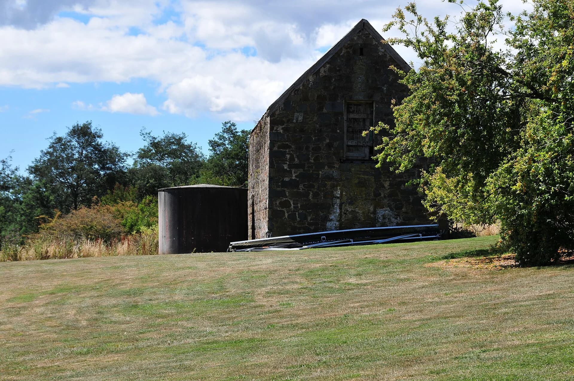 Older roadside building at Elizabeth Town