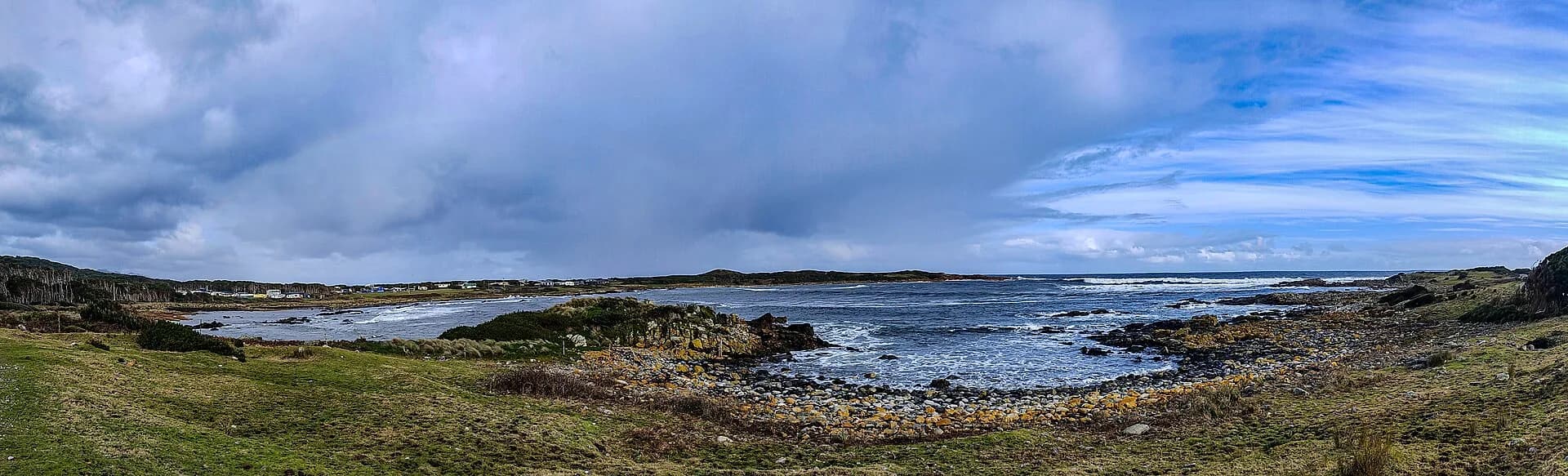 Wide view across Granville Harbour and the Southern Ocean