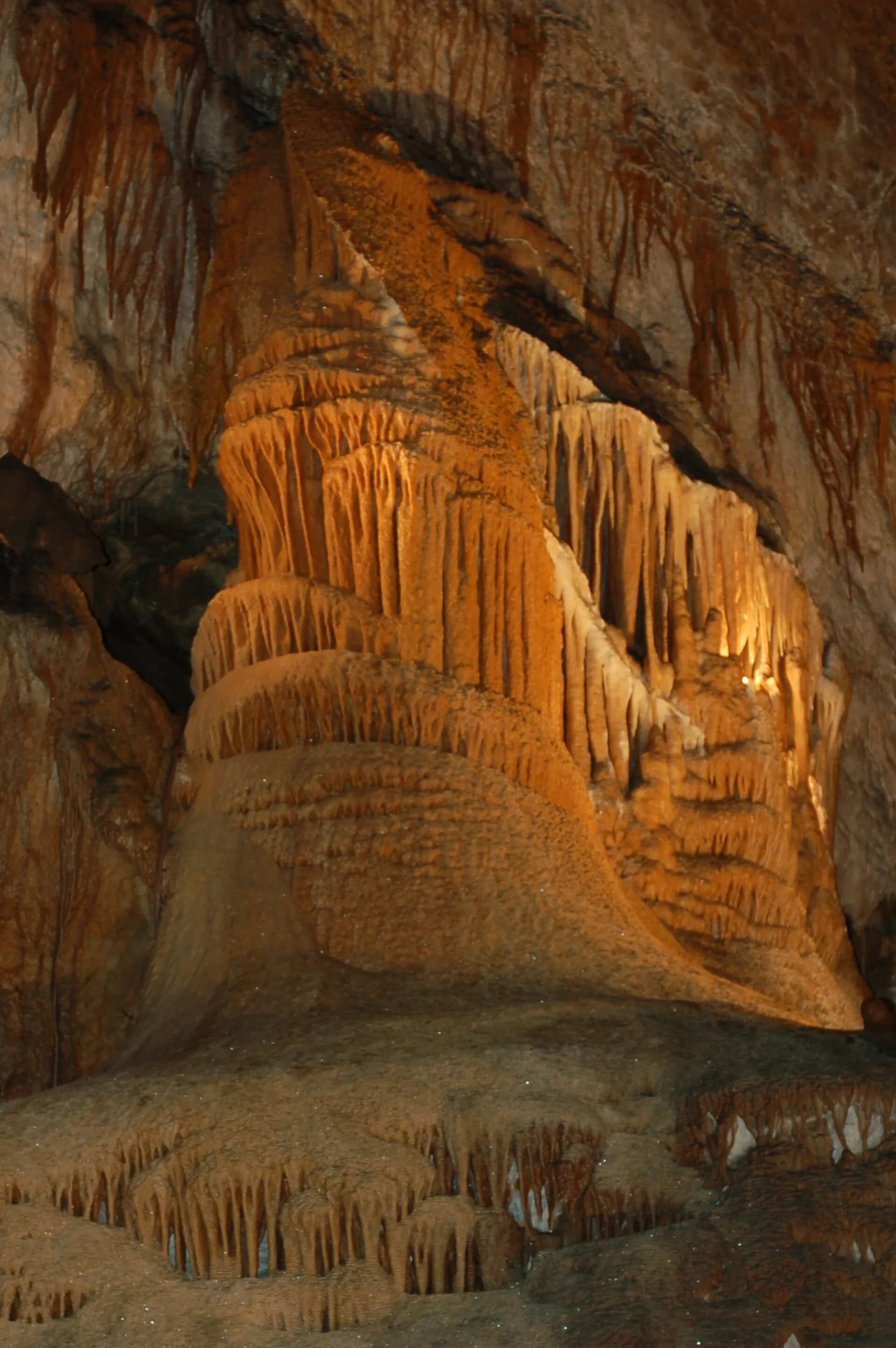 Guided cave passage with illuminated formations