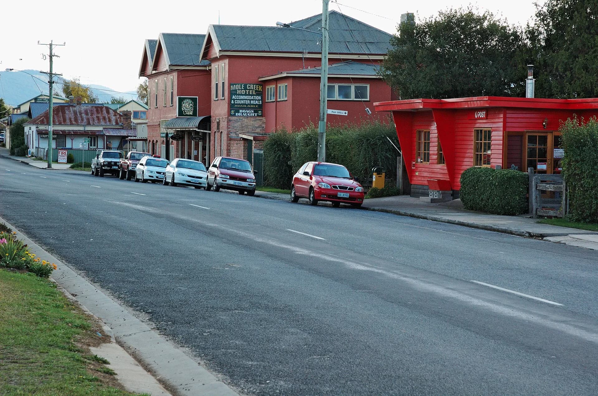 Mole Creek Hotel beside Pioneer Drive