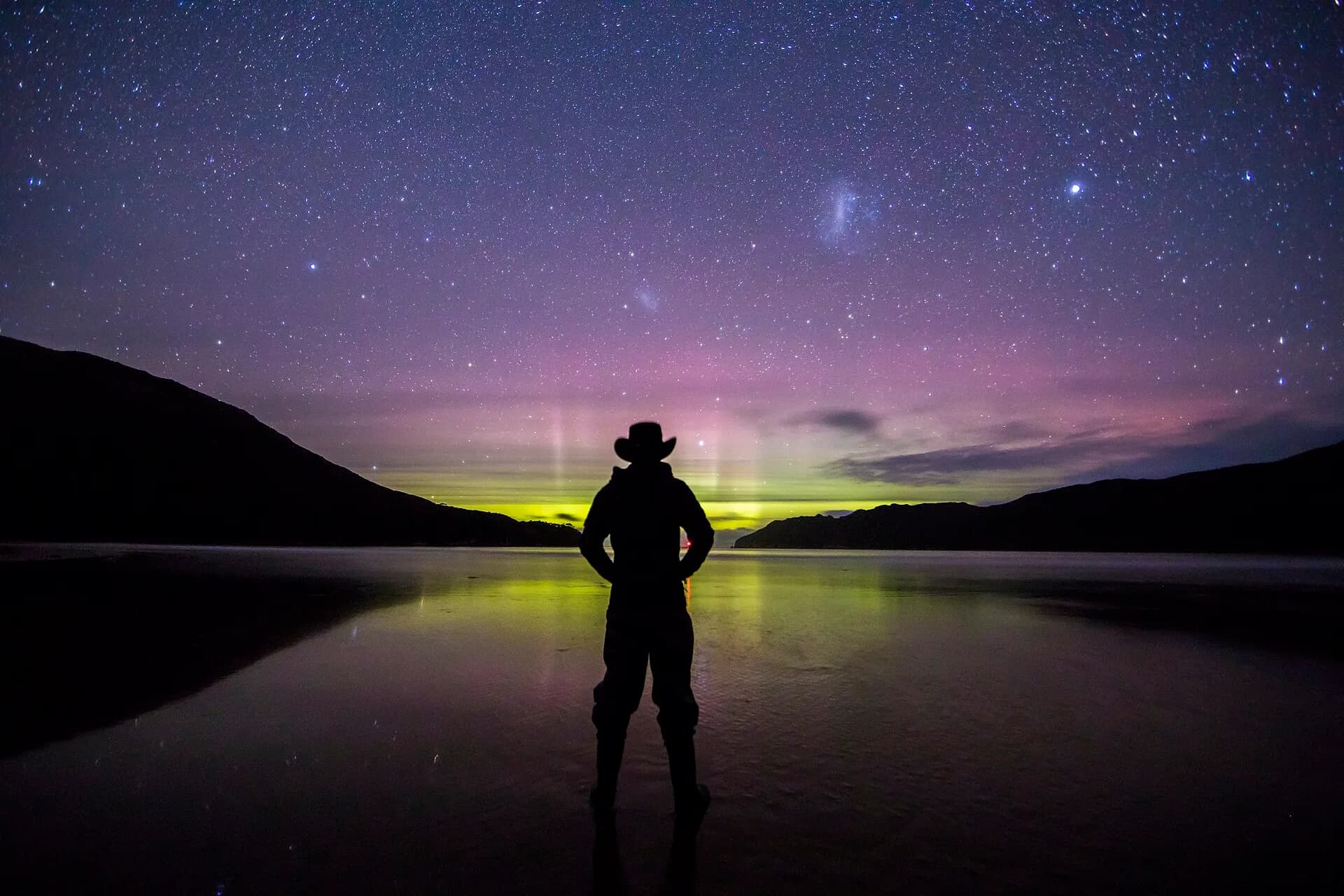 Aurora australis above the Tasman Sea from south-west Tasmania